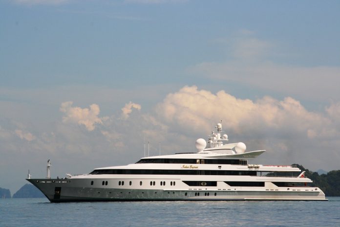 Luxury motor yacht cruising in Thailand waters Luxury motor yacht cruising in Thailand waters