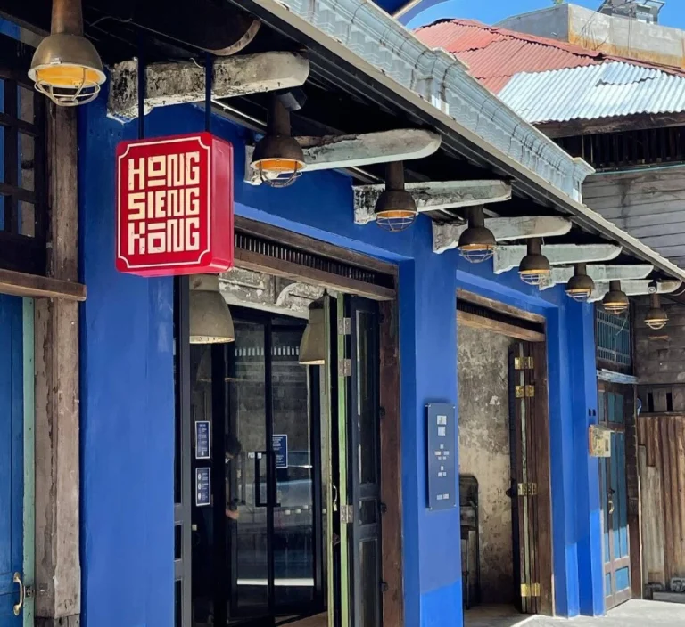 Hong Sieng Kong riverside cafe in Talat Noi