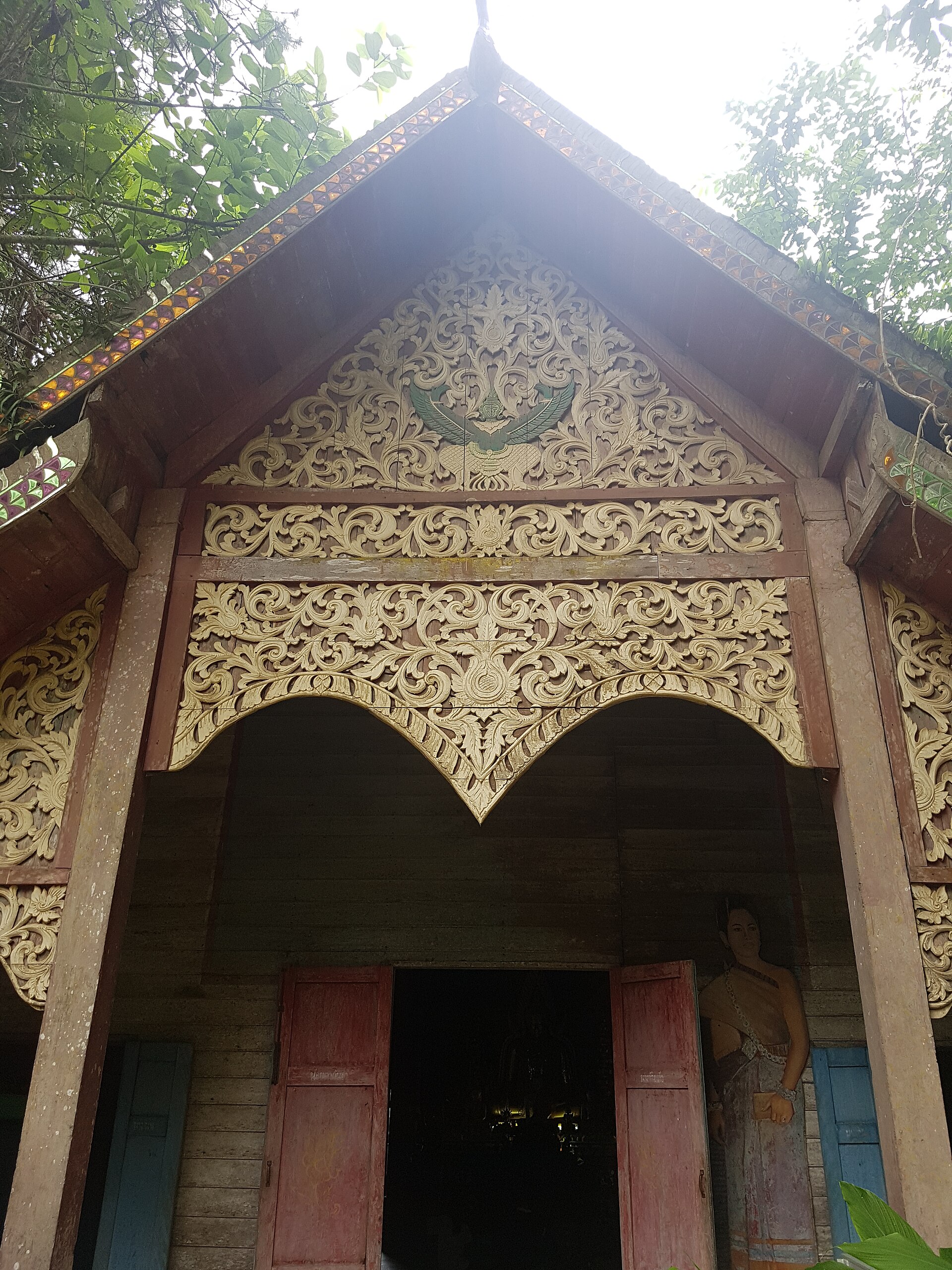 Village street around Wat Khantha Phrueksa in Mae Kampong