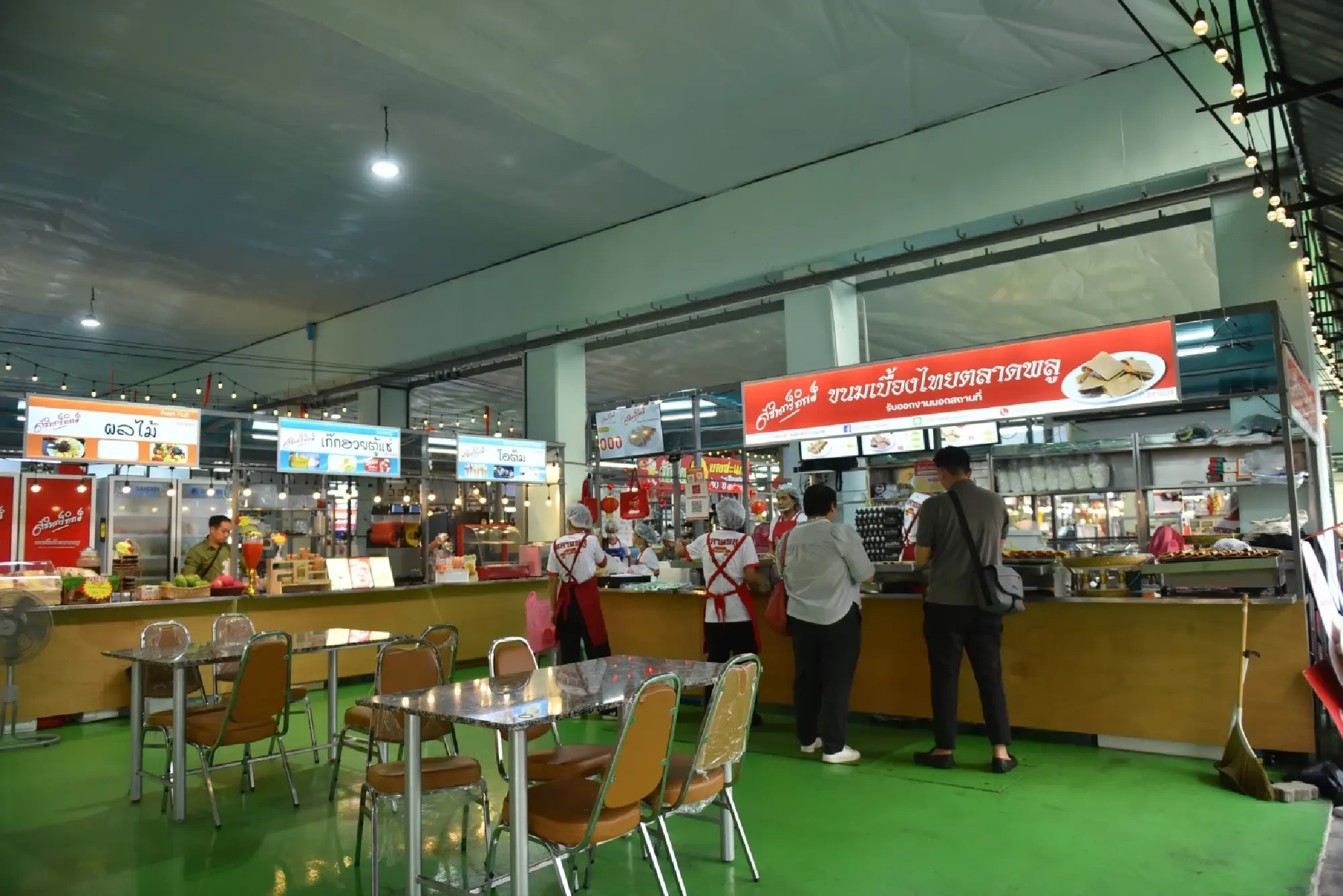Talat Phlu food market in Thonburi