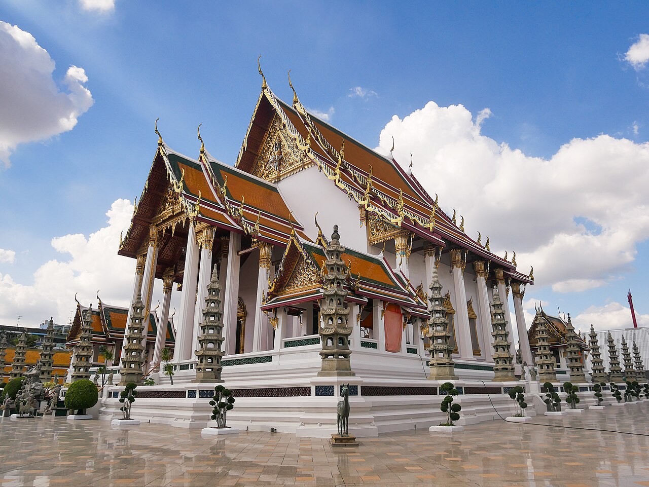 Courtyard and temple architecture at Wat Suthat