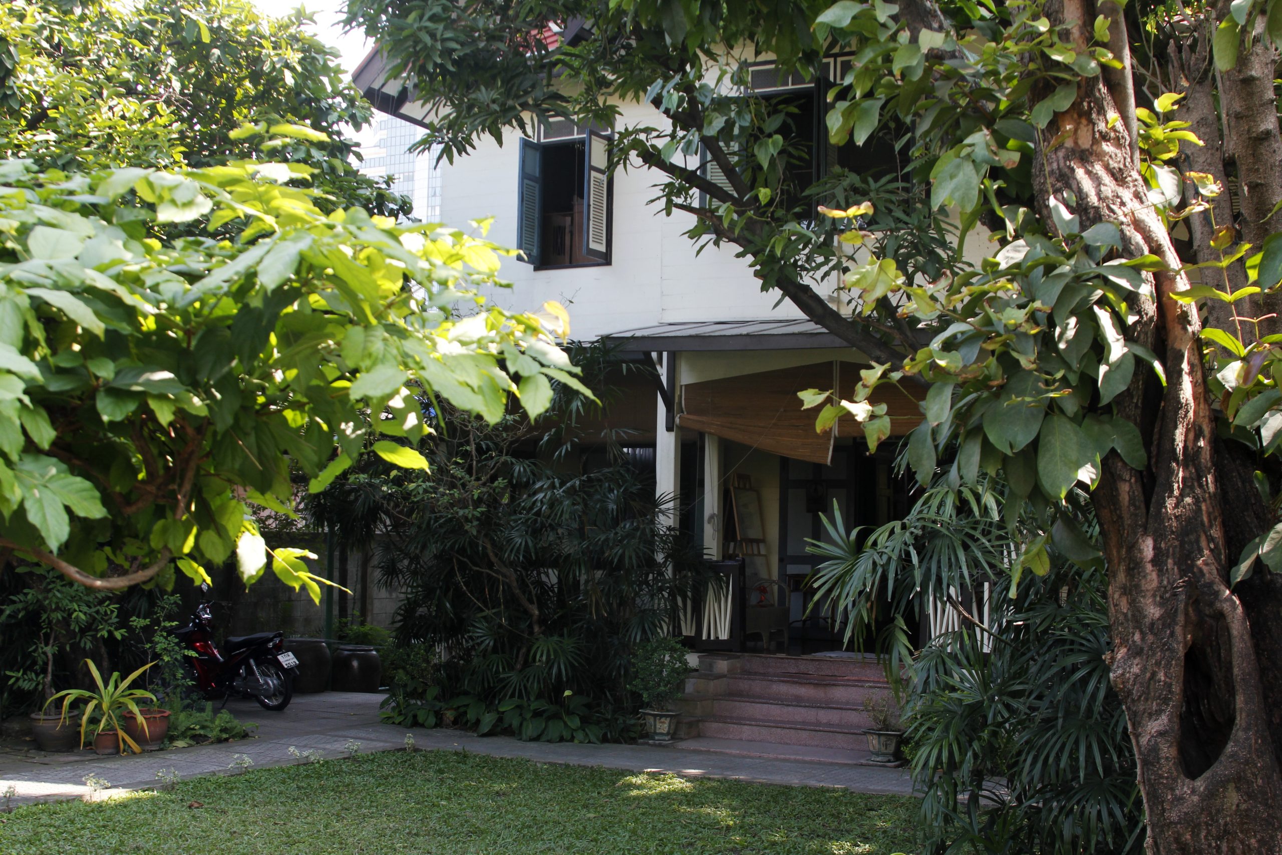 Garden and main building at Bangkok Folk Museum