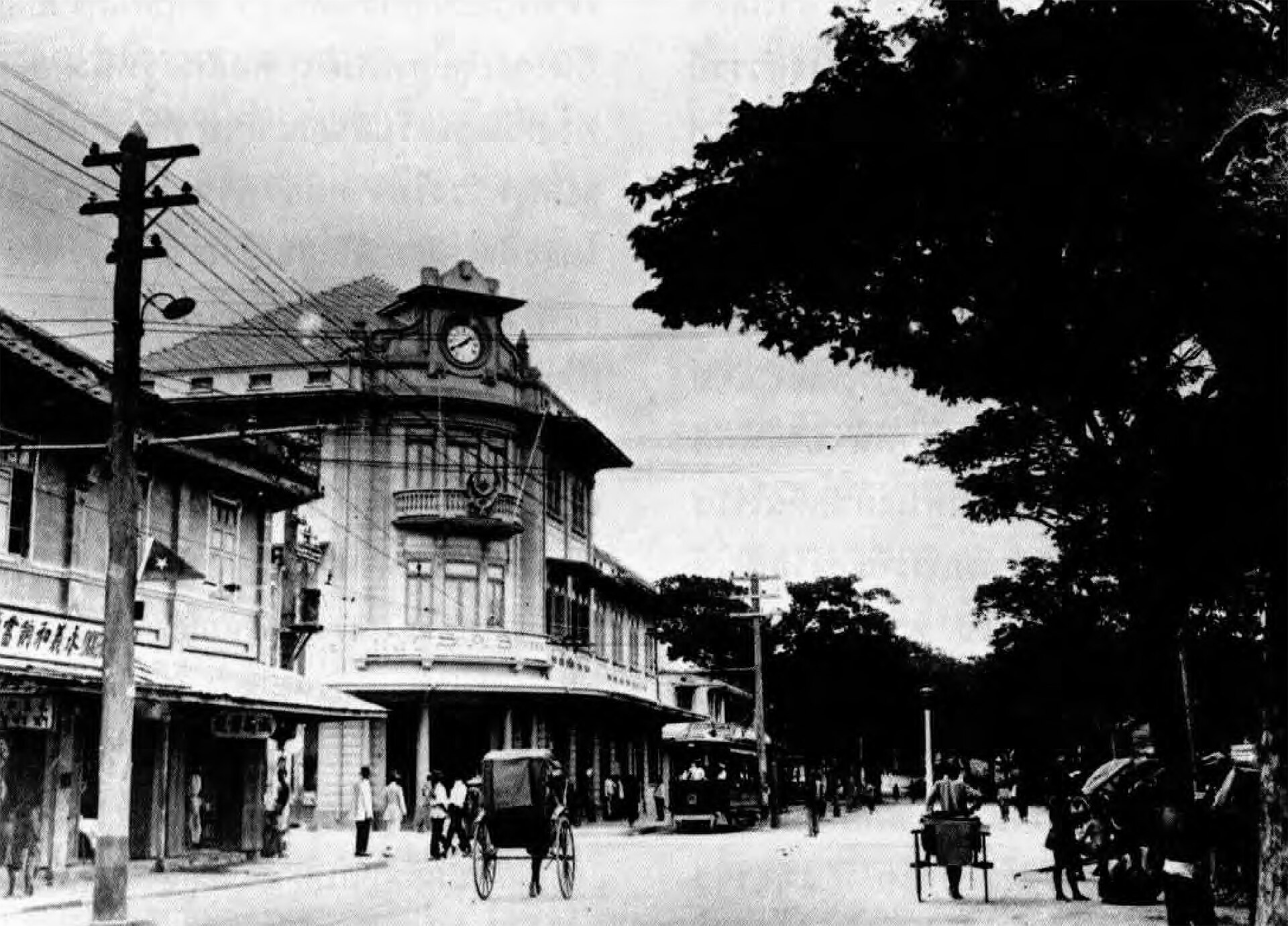 Traffic and shopfronts on Charoen Krung Road