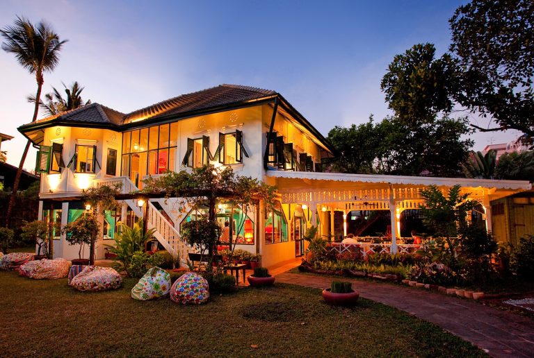 Issaya Siamese Club Bangkok garden-house exterior