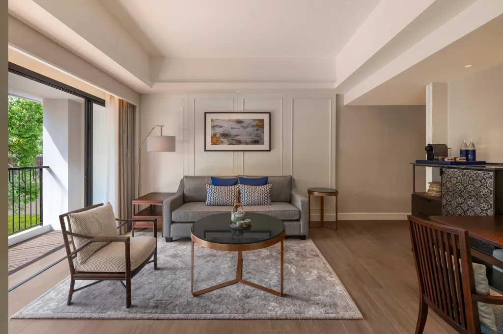 Living room inside a Kahavadi Chiang Rai deluxe suite