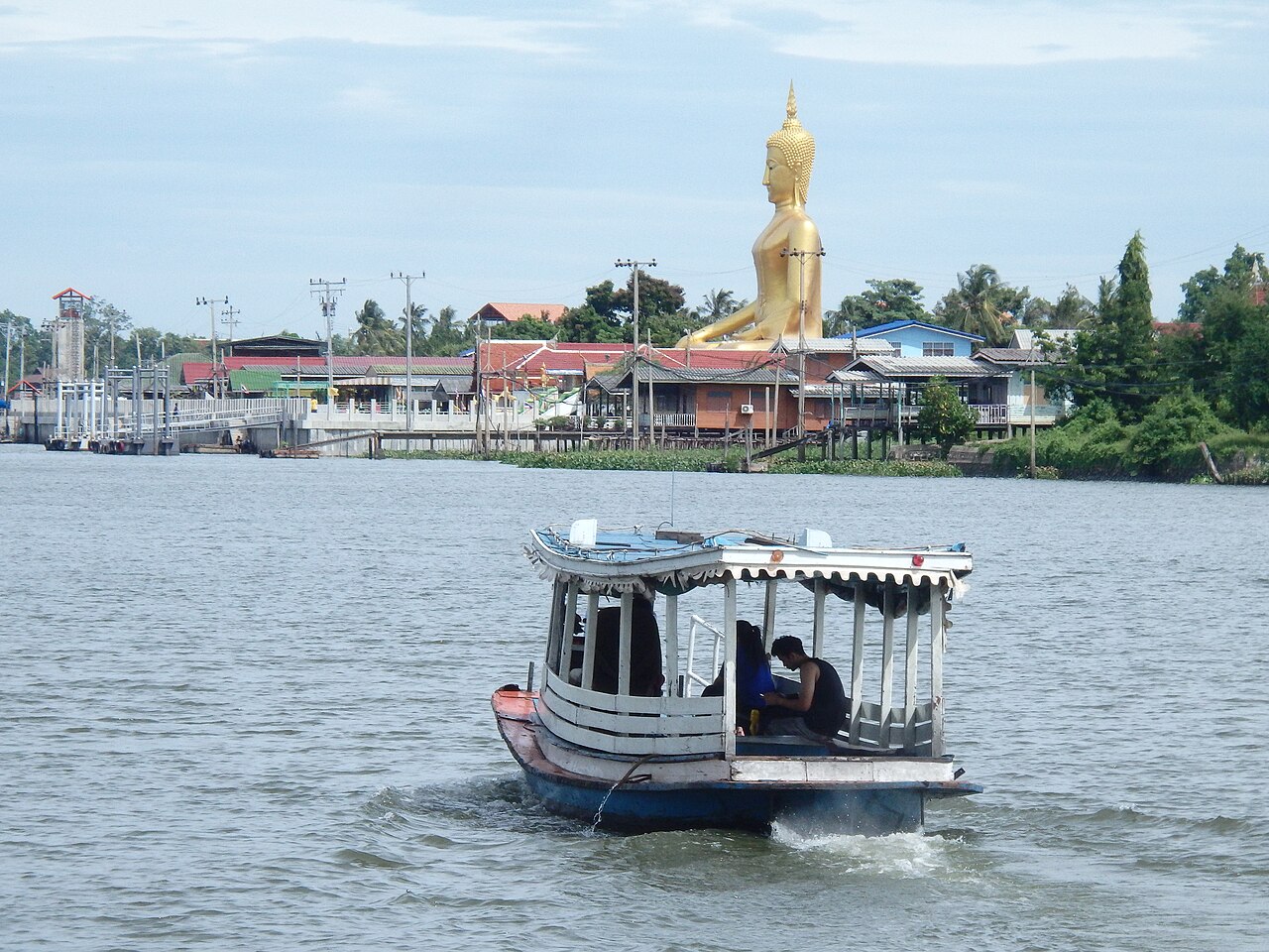 Ferry on the river near Ko Kret