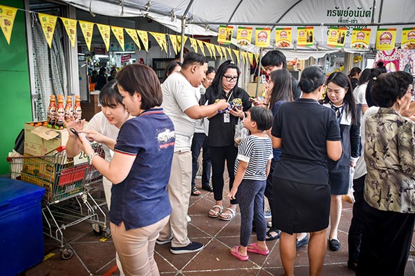 Dining and vendor area inside Samyan Market
