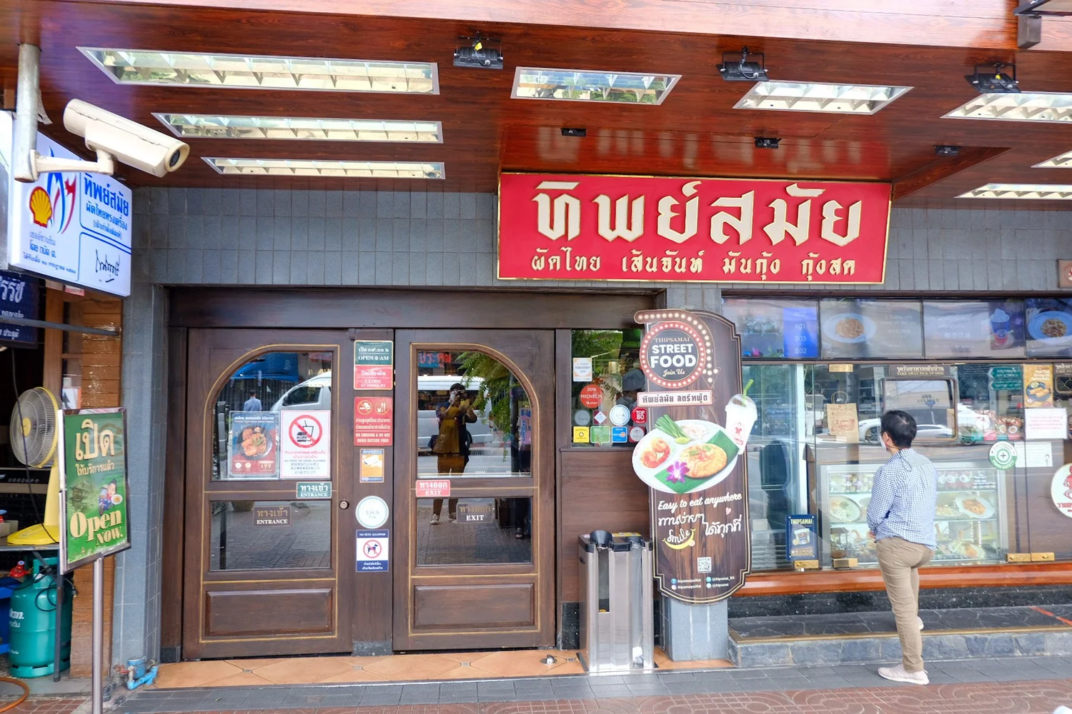 Pad thai dish at Thipsamai Bangkok