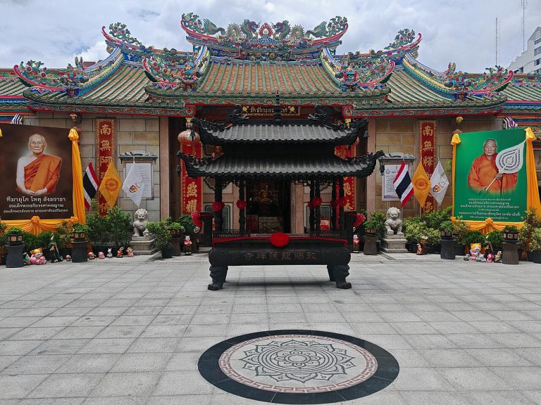 Wat Mangkon Kamalawat facade in Bangkok Chinatown