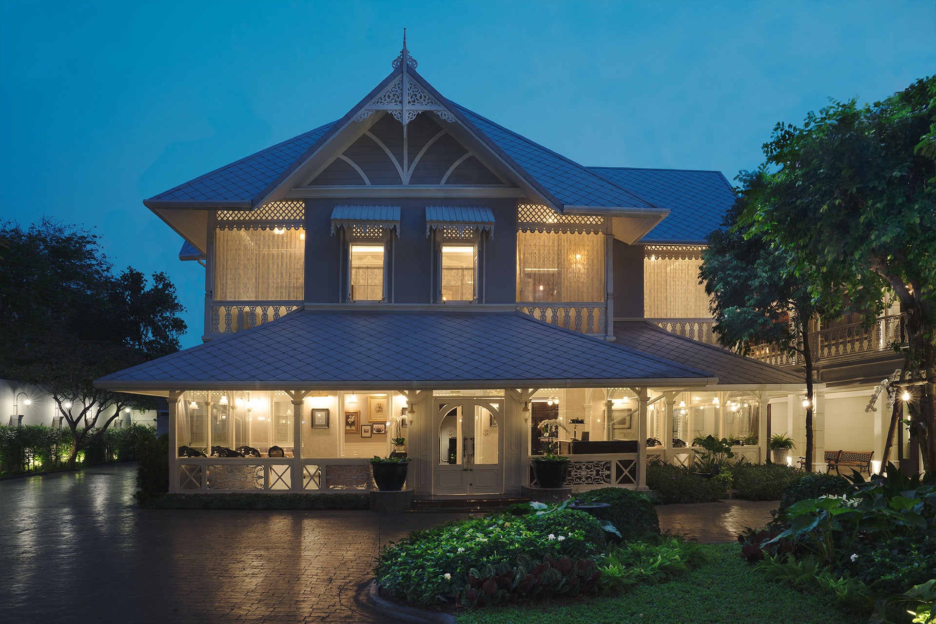 Evening atmosphere at Baan Suriyasai in Bangkok