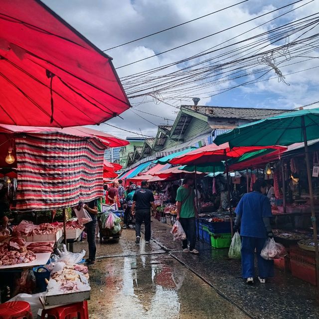 Fresh fruit and vegetables at Khlong Toei Market