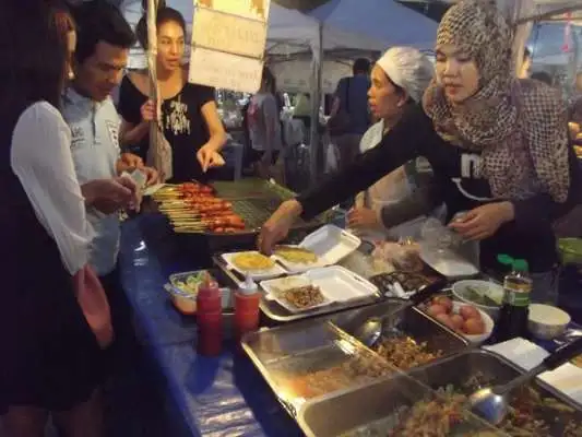 A vendor serving food at Ramkhamhaeng Night Market