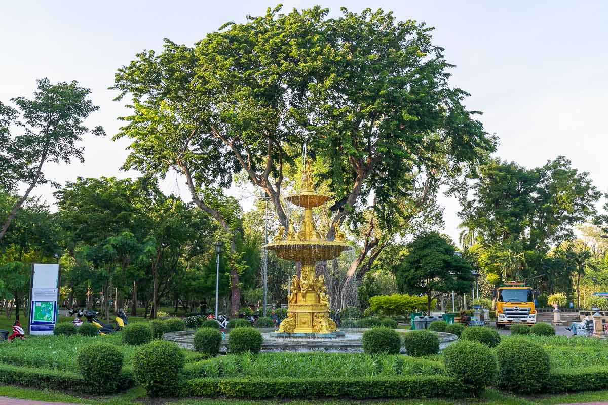 Shaded landscaping inside Saranrom Park Bangkok