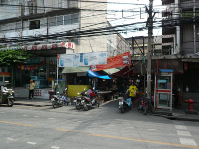 Food and produce stalls at Suan Phlu Market