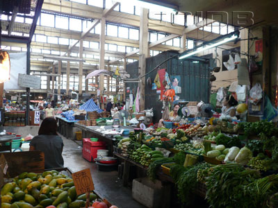 A food lane inside Suan Phlu Market