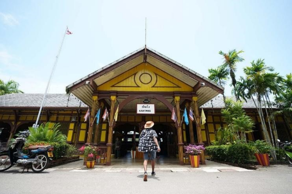 Timber details at Kantang Railway Station