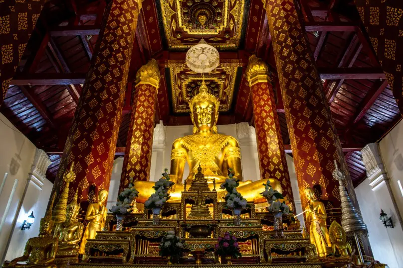 Architectural and devotional details at Wat Na Phramen