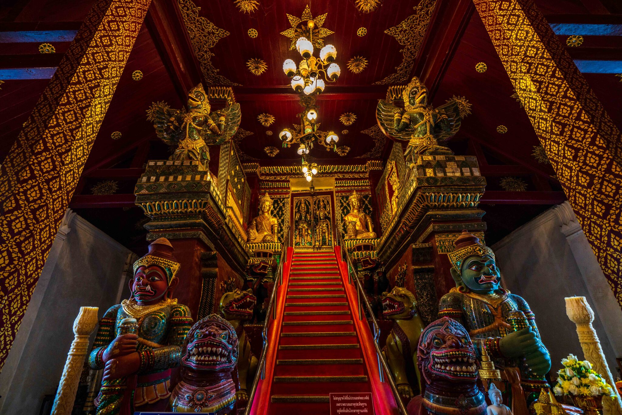 Temple buildings at Wat Phra Mahathat Woramahawihan