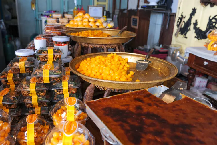 Food vendors beside the Amphawa canal