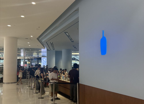 Entrance and queue at Blue Bottle Coffee EmQuartier