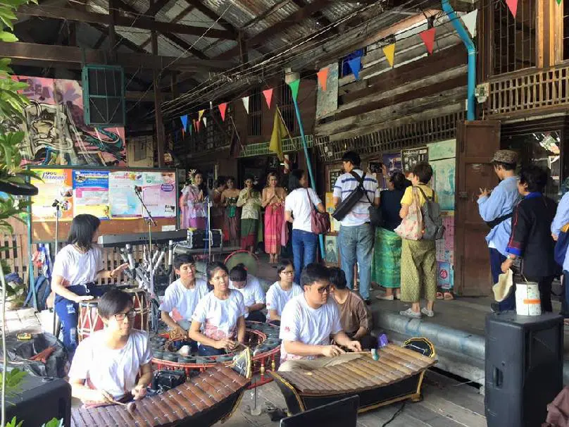 Canal and timber buildings at Hua Takhe Old Market