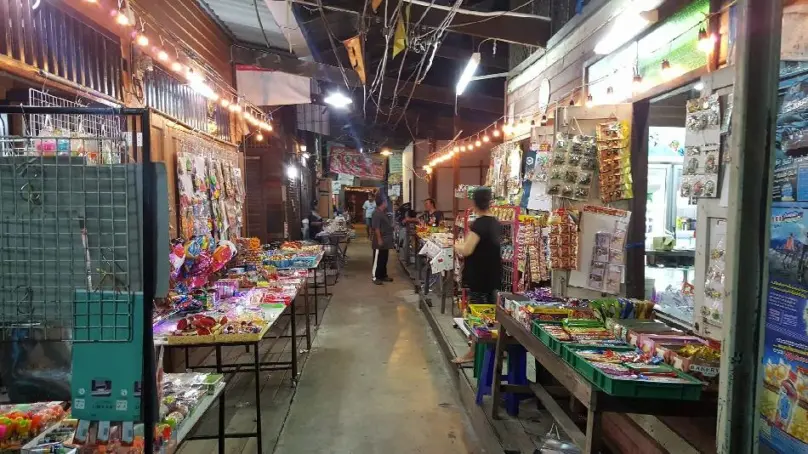 Wooden market walkway beside the Hua Takhe canal