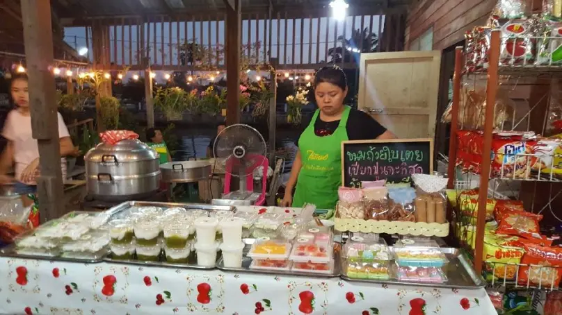 Food and drink at Hua Takhe Old Market
