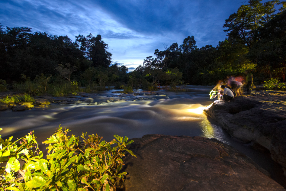 Night viewing beside Kaeng Lamduan's wet rocks