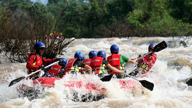 Rafters navigating the Khek River in Phitsanulok