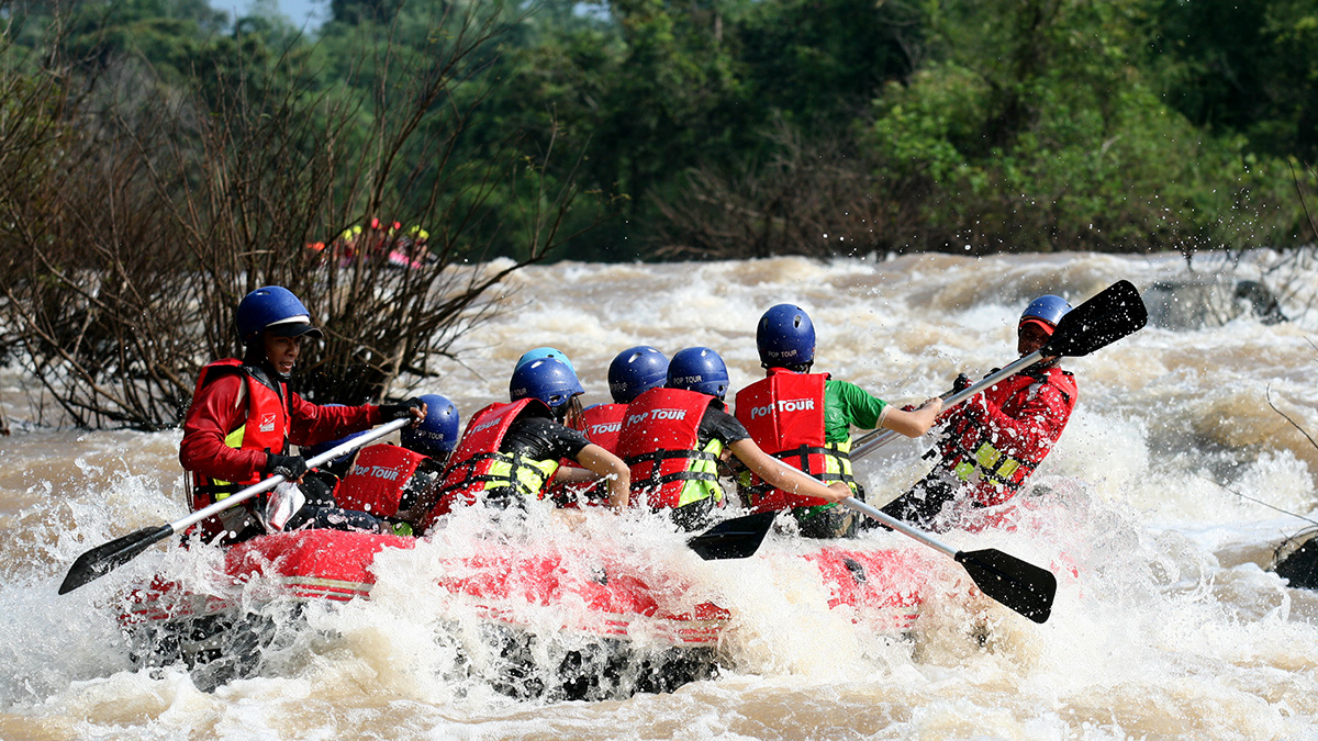 Rafters navigating the Khek River in Phitsanulok