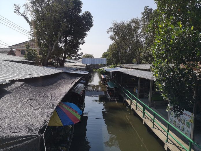 Khlong Lat Mayom canal market Food vendors at Khlong Lat Mayom Floating Market
