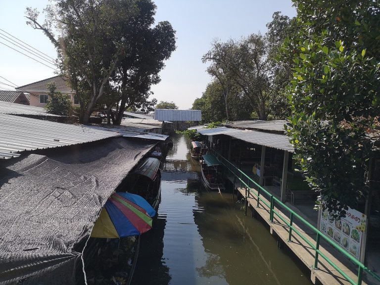 Food vendors at Khlong Lat Mayom Floating Market