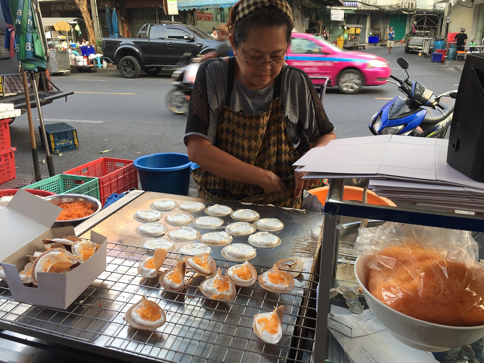 Street scene on Tha Din Daeng Road in Khlong San