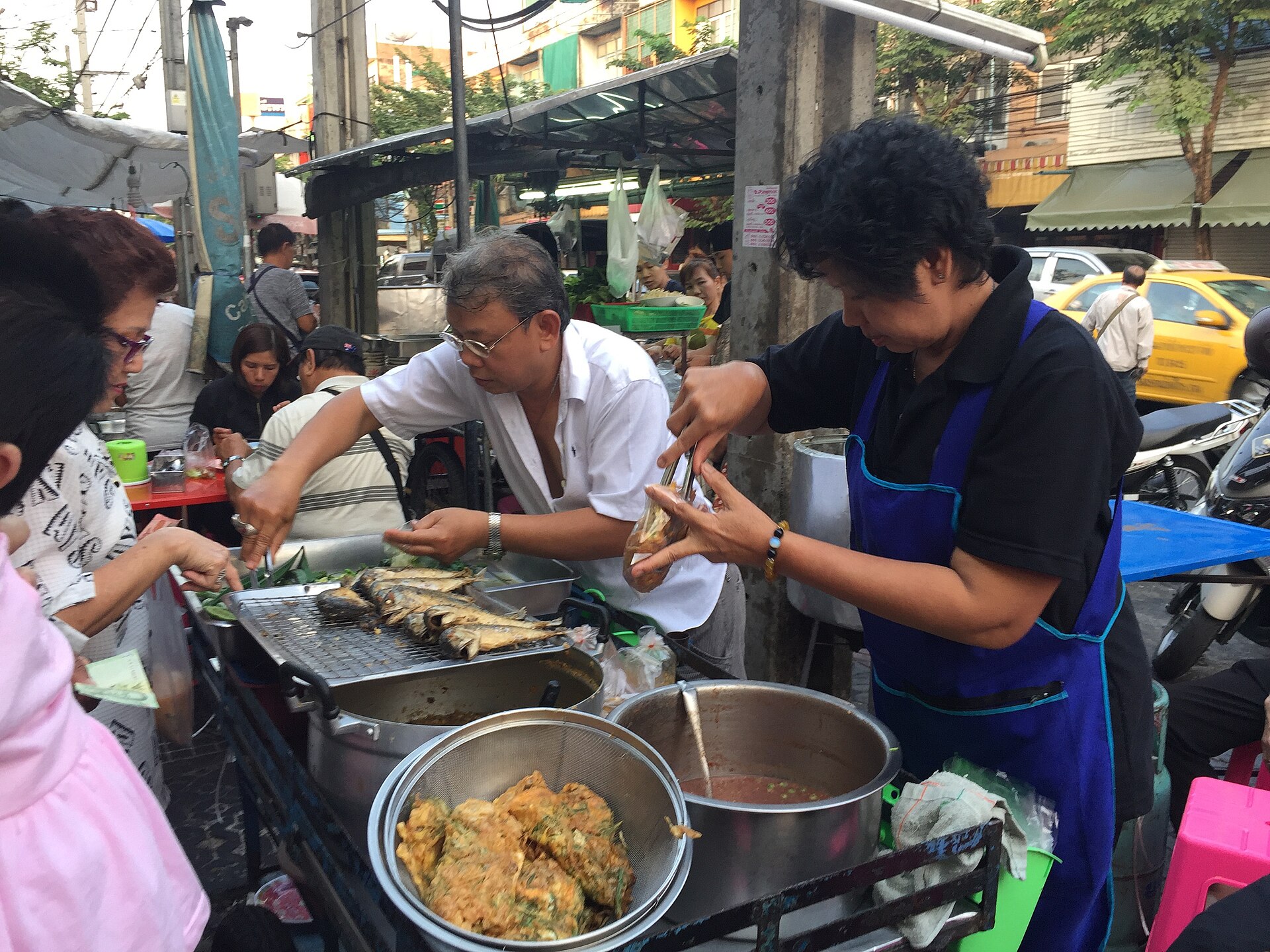 Khlong San street near Tha Din Daeng