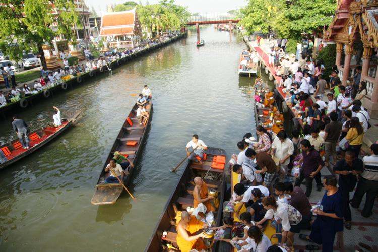 Boats and visitors along the Kwan Riam market canal