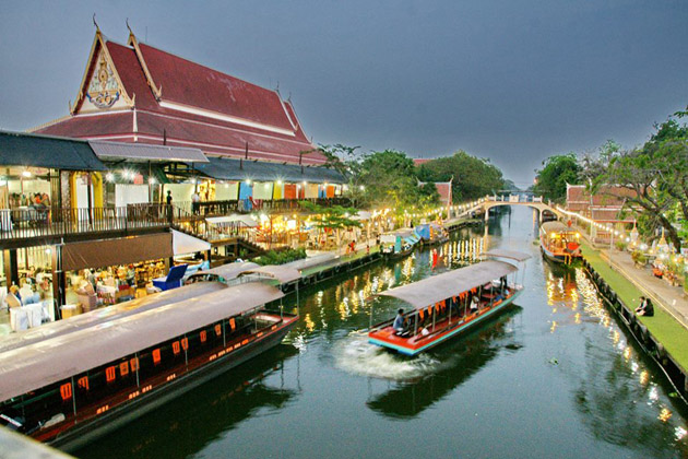 The bridge linking the two sides of Kwan Riam Floating Market