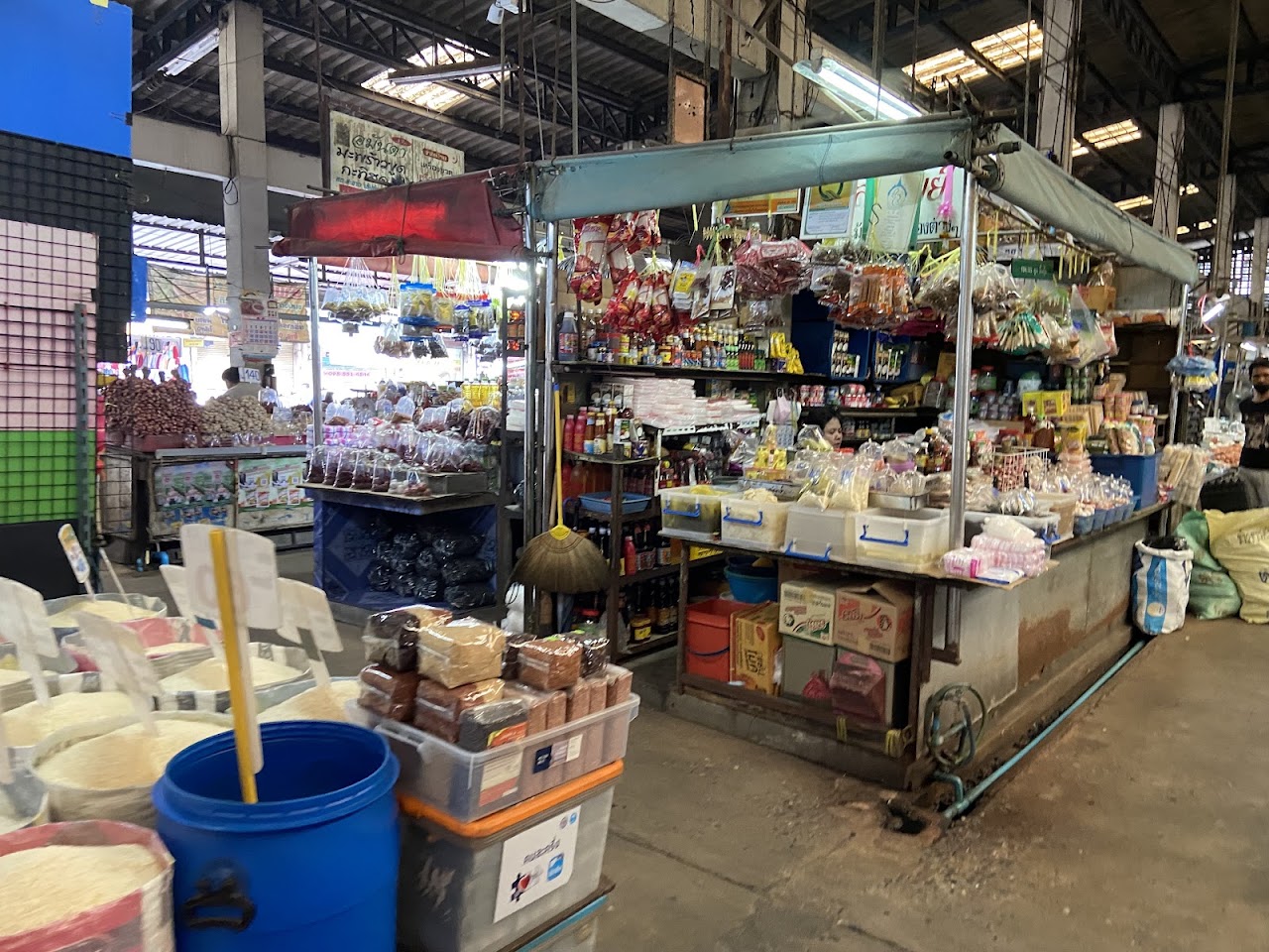 Food and produce stalls at Min Buri Market