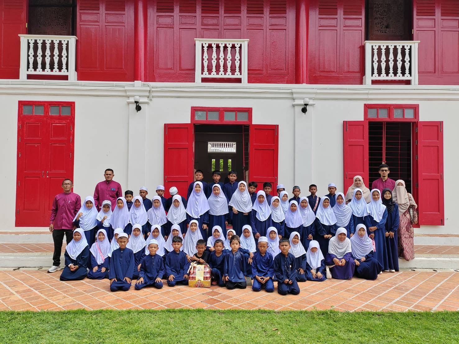 A student group outside Songkhla National Museum