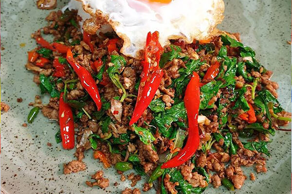 Beef pad kra pao at Phed Mark Ekkamai