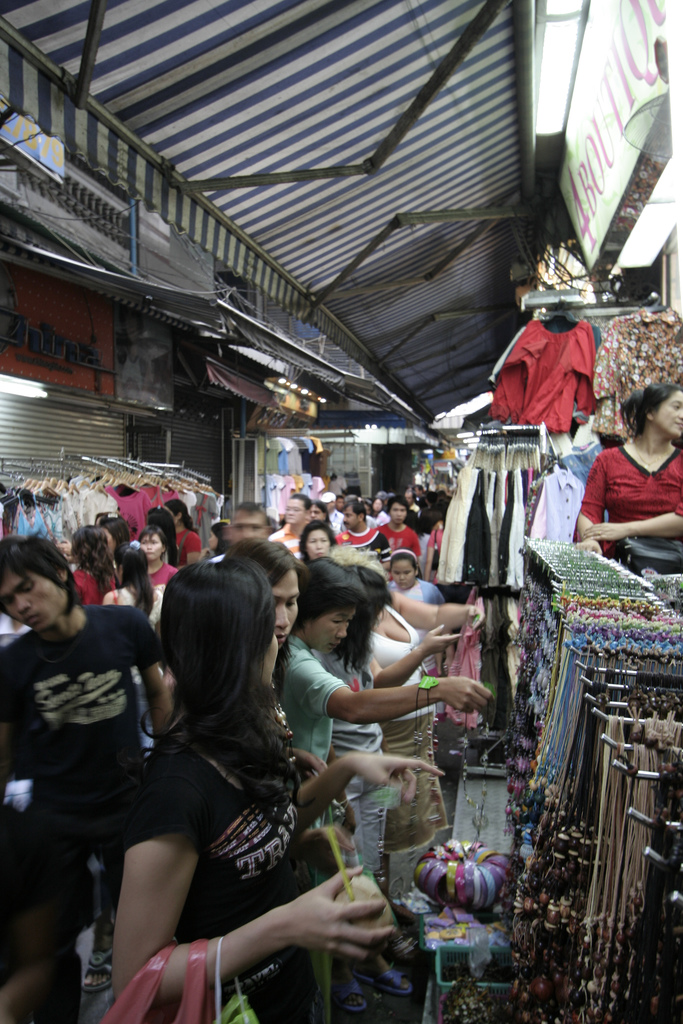 Daytime activity at Pratunam Market