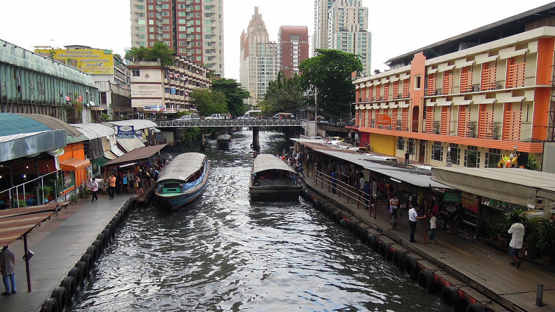 Khlong Saen Saep boats at Pratu Nam Pier