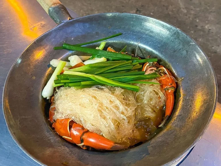 Crab and glass noodles served at Somsak Pu Ob on Charoen Rat