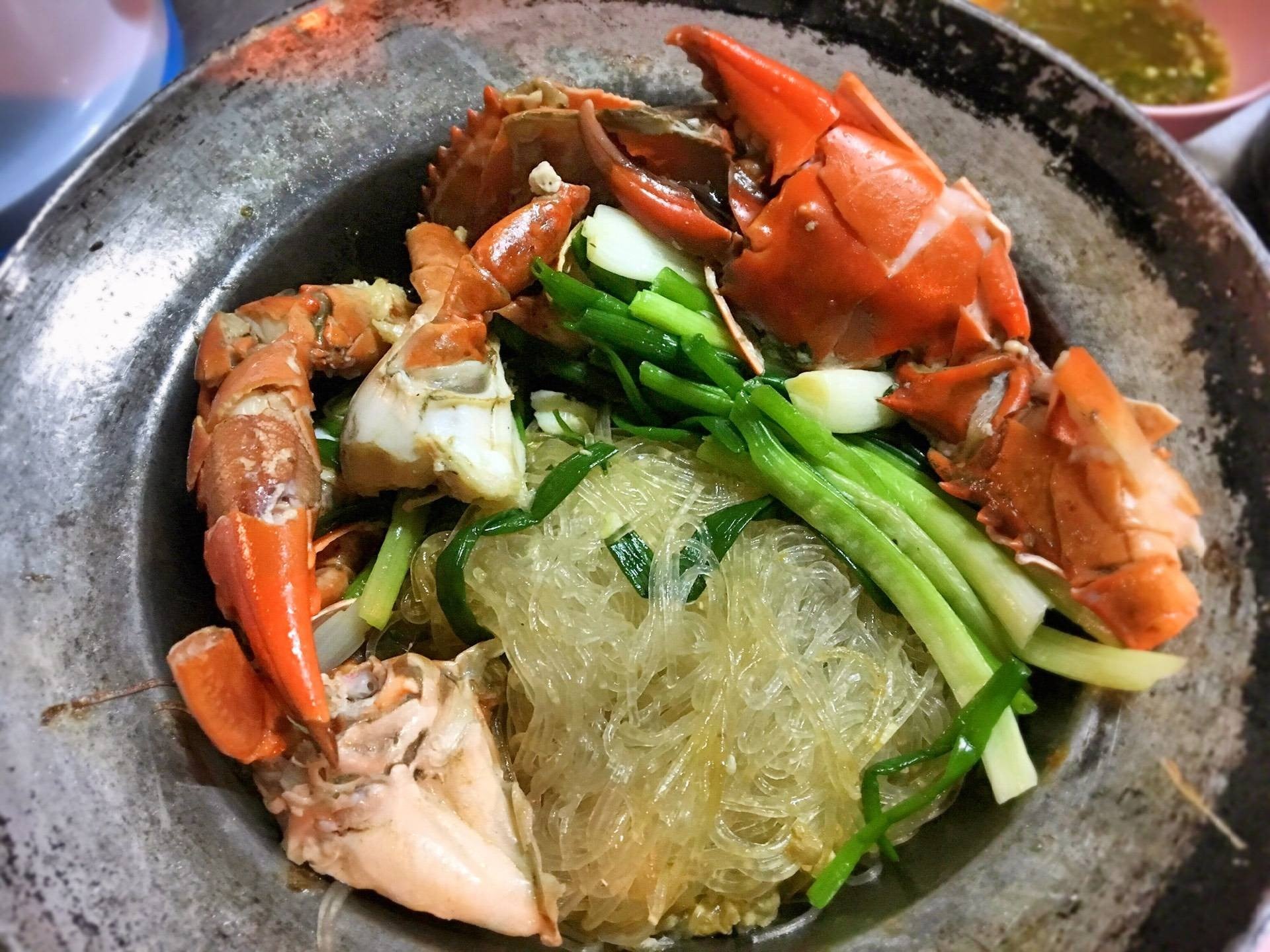 Prawns and glass noodles in a claypot at Somsak Pu Ob