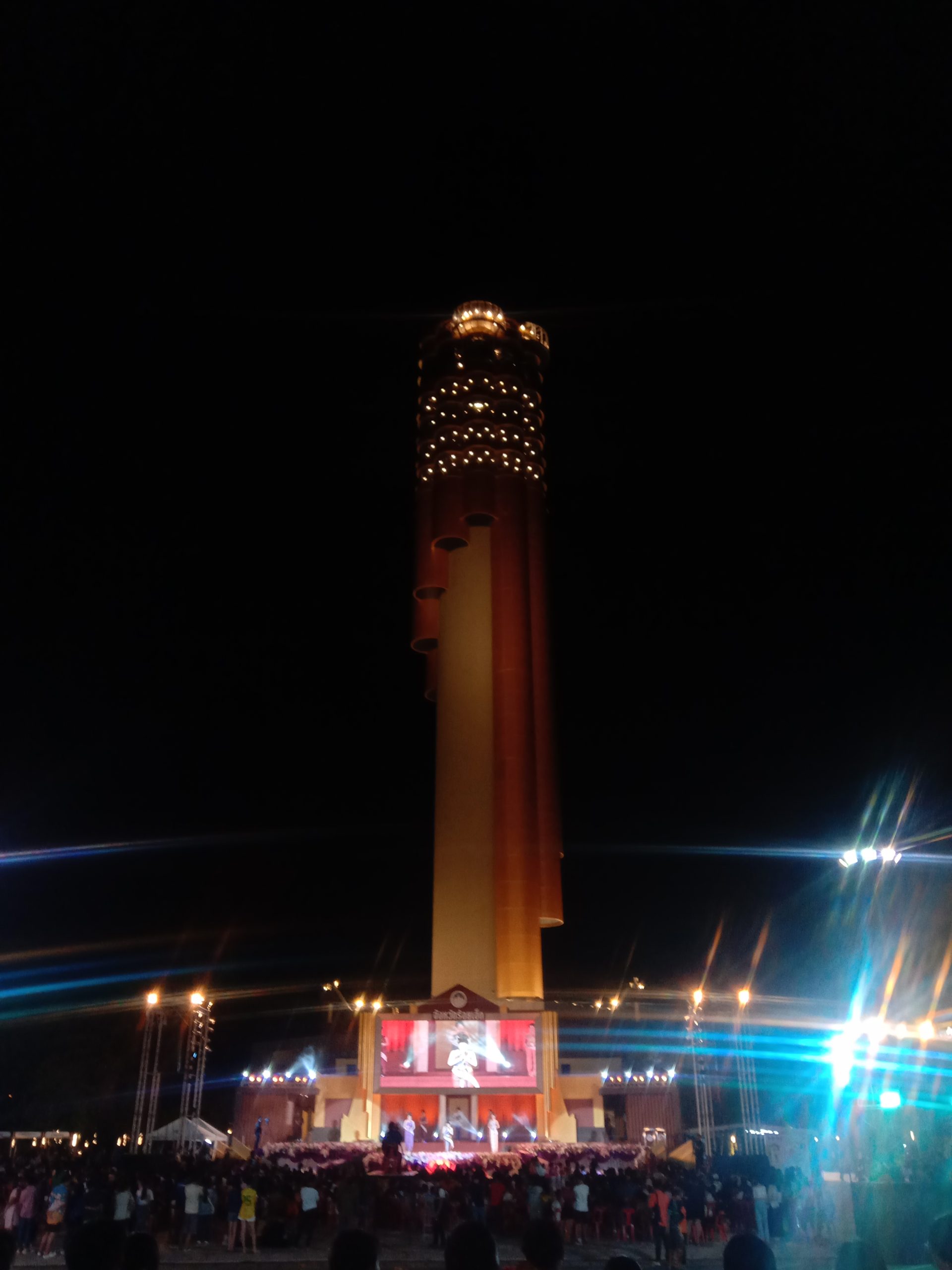 Roi Et Tower and Bueng Phlan Chai at night