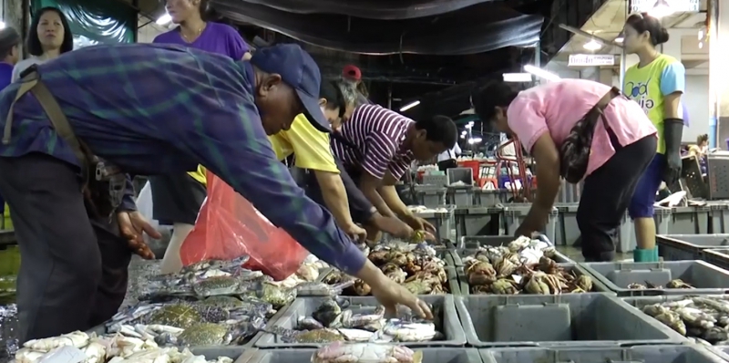 Seafood buyers selecting fish at Saphan Pla