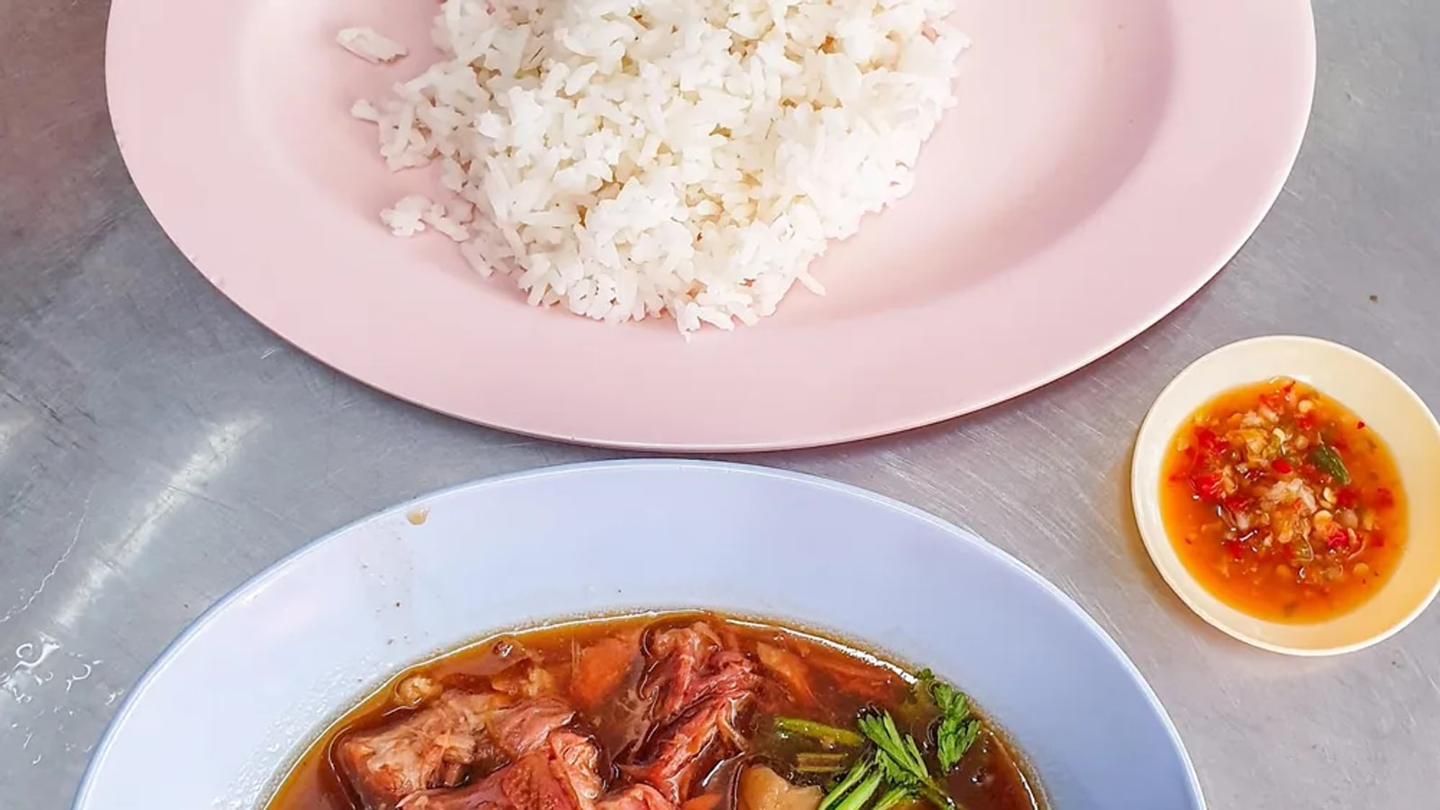 Braised pork leg and accompaniments at Charoen Saeng Silom