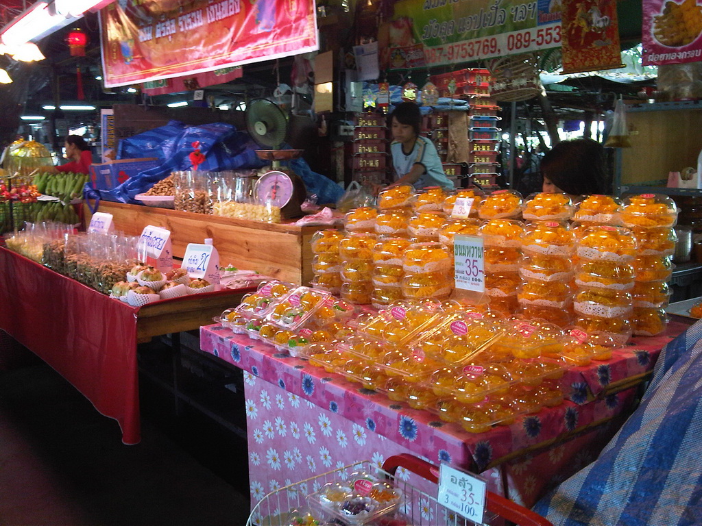 Traditional Thai sweets for sale at Don Wai Market