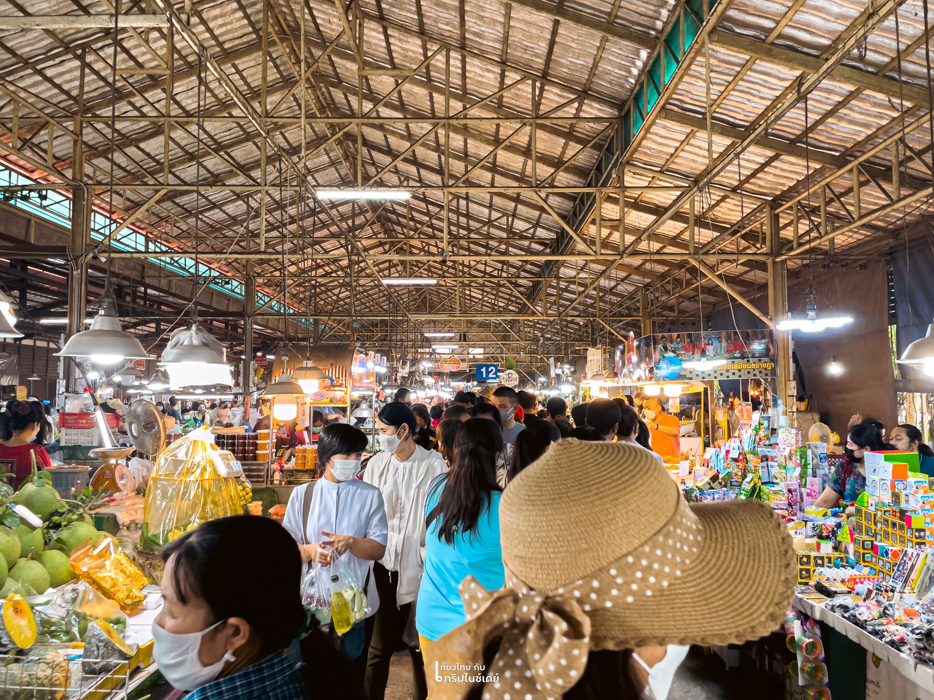 Covered shopping aisle inside Don Wai Market