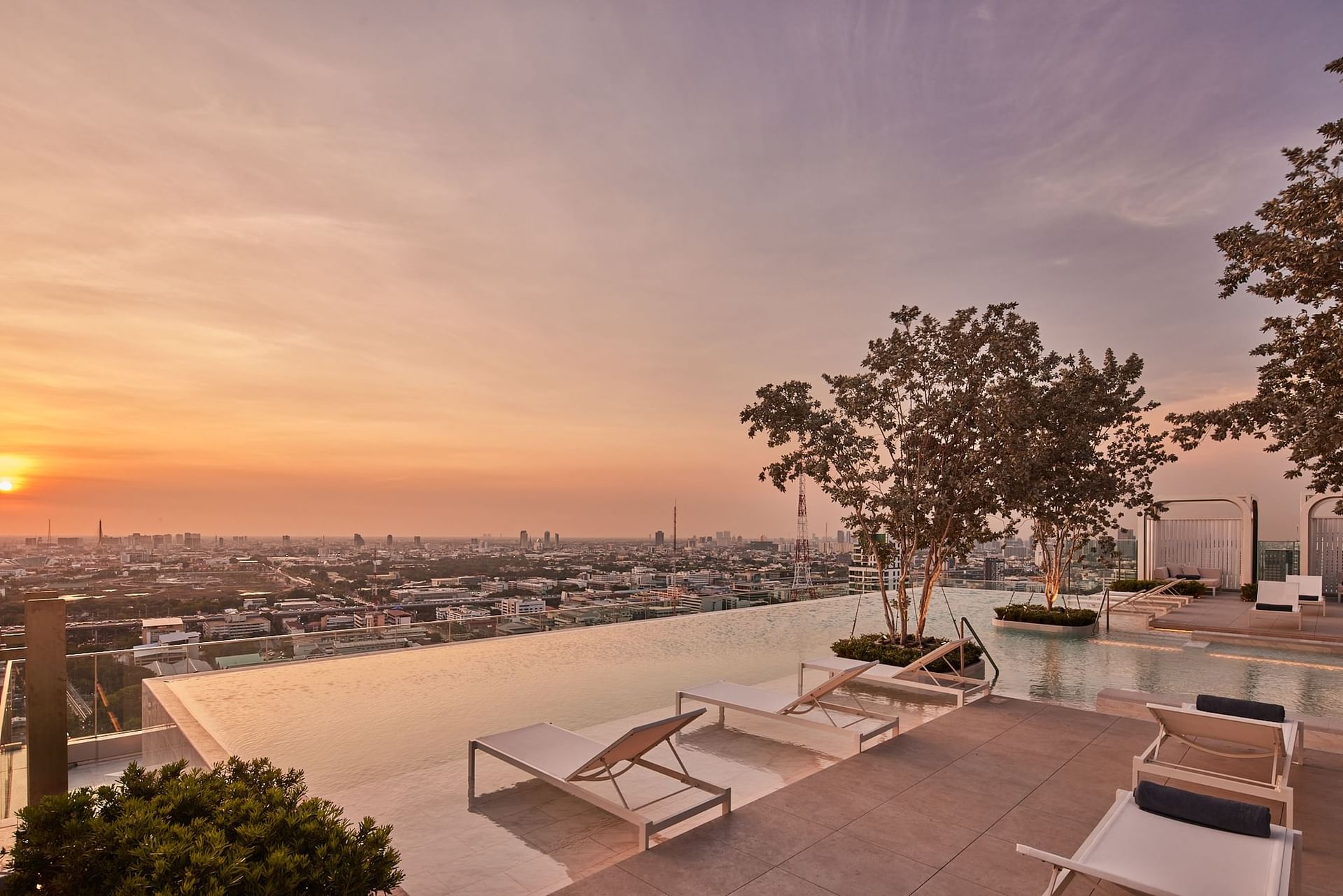 Rooftop infinity pool at Eastin Grand Hotel Phayathai Bangkok