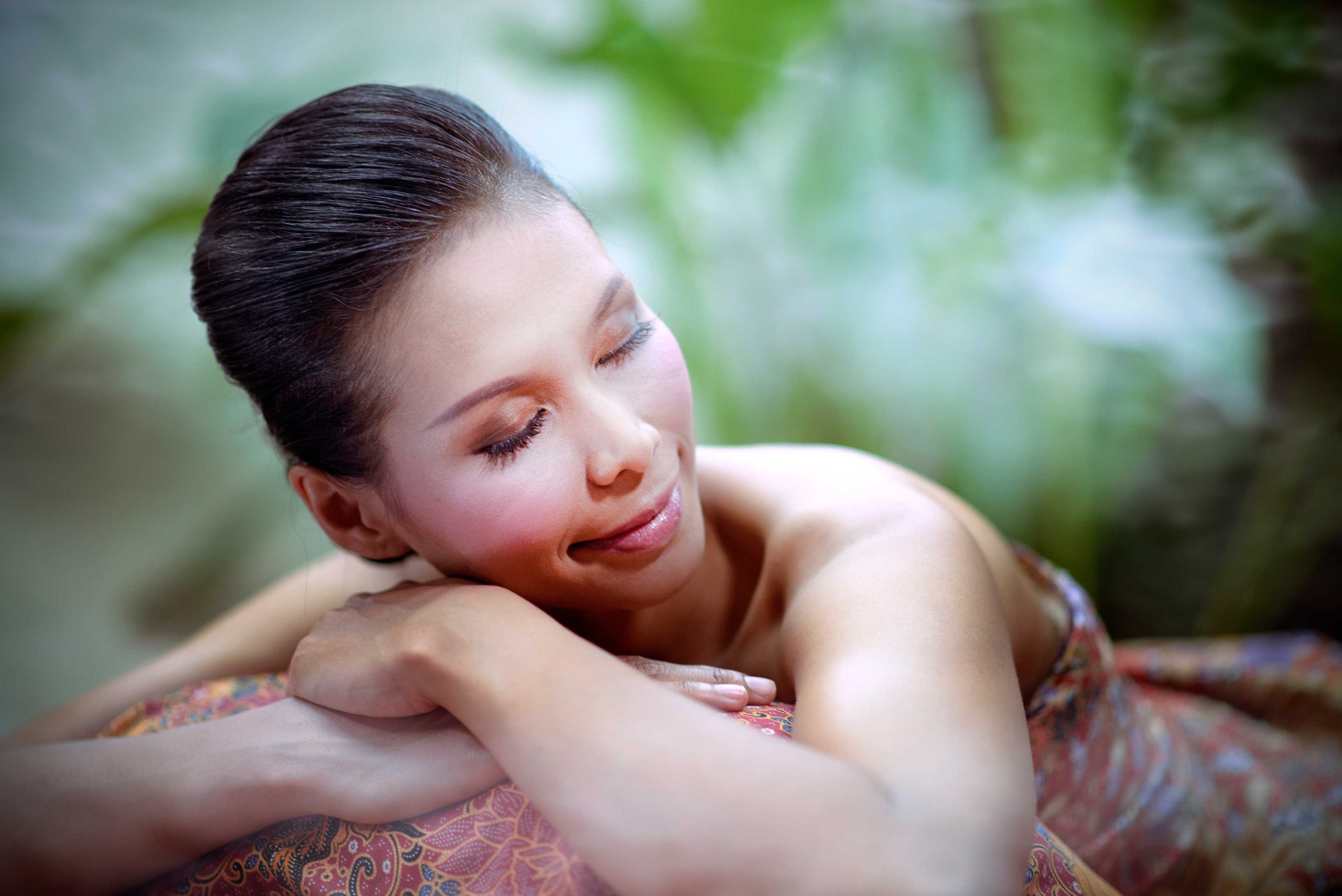 Guest relaxing during a Fah Lanna Spa treatment
